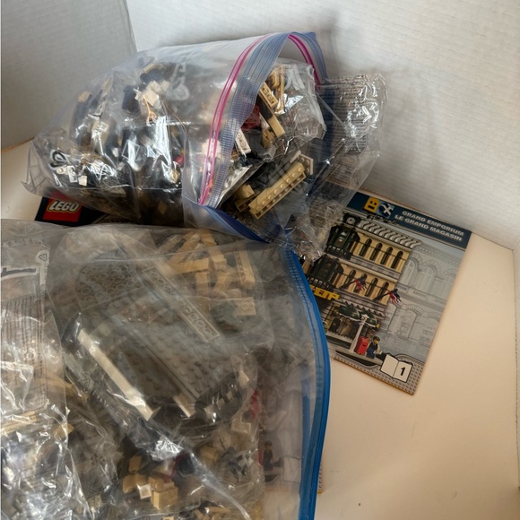 Lego Grand Emporium 10211 - Picture 2 of 4